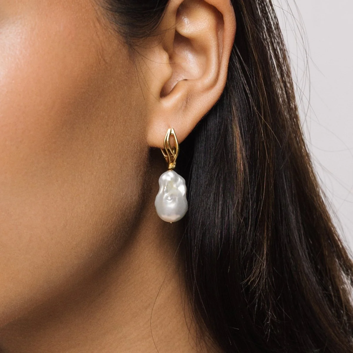 Baroque Pearl Wave Gold Hoop Earrings - Image 4