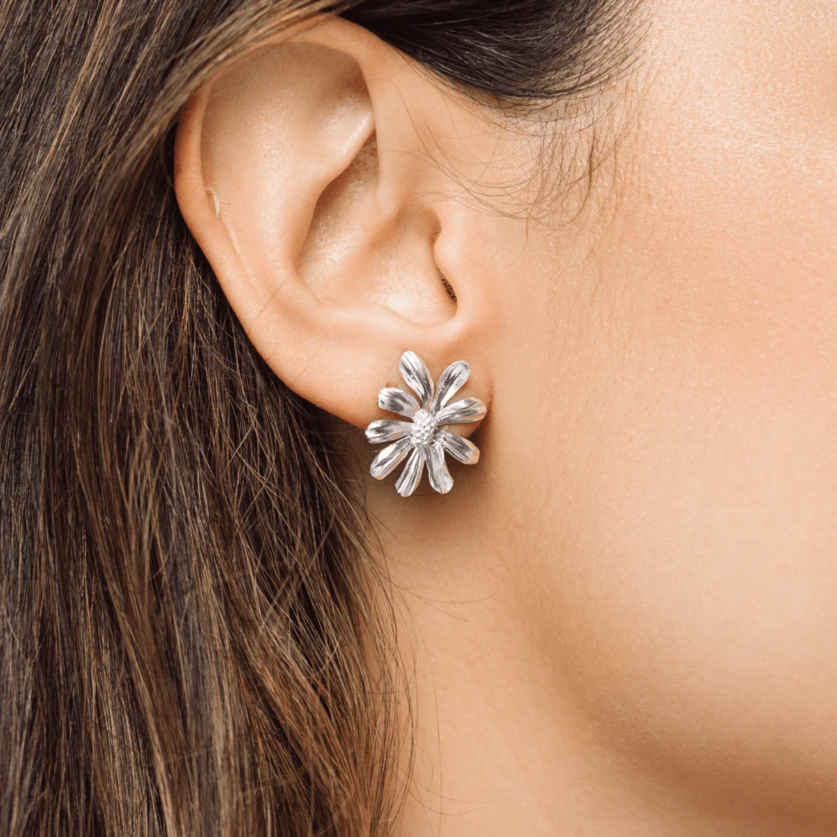 Daisy Flower and Pearl Silver Stud Drop Earrings - Image 5